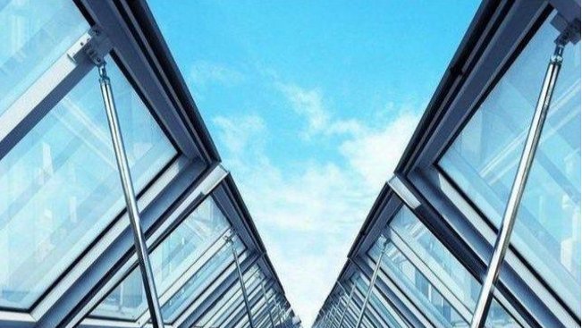 嫌上千塊的斷橋鋁門窗貴，用了幾百元的，住了幾年后我們在對比下